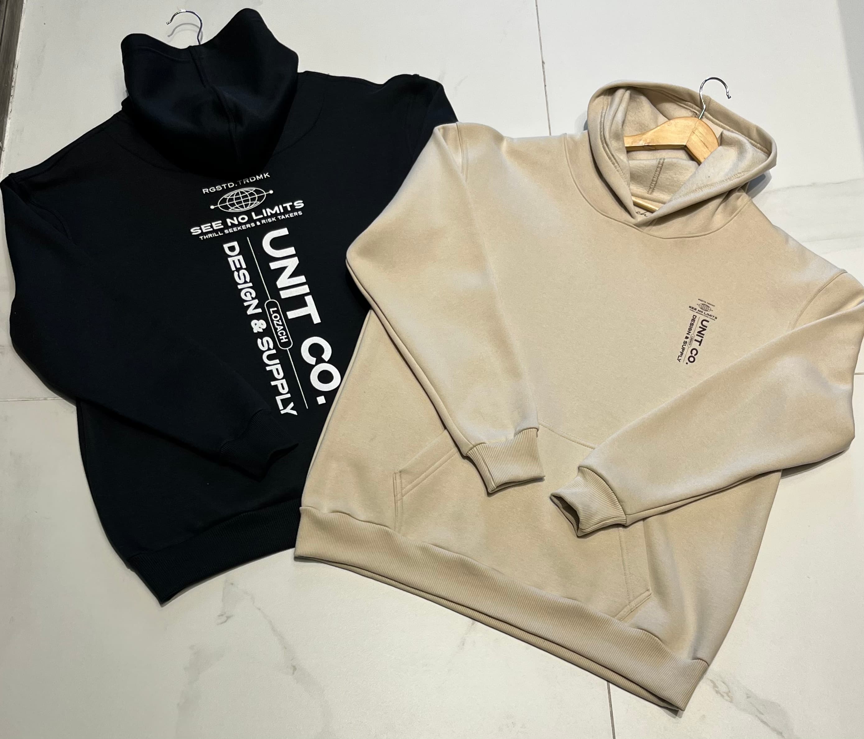 Buzo canguro estampado frisa